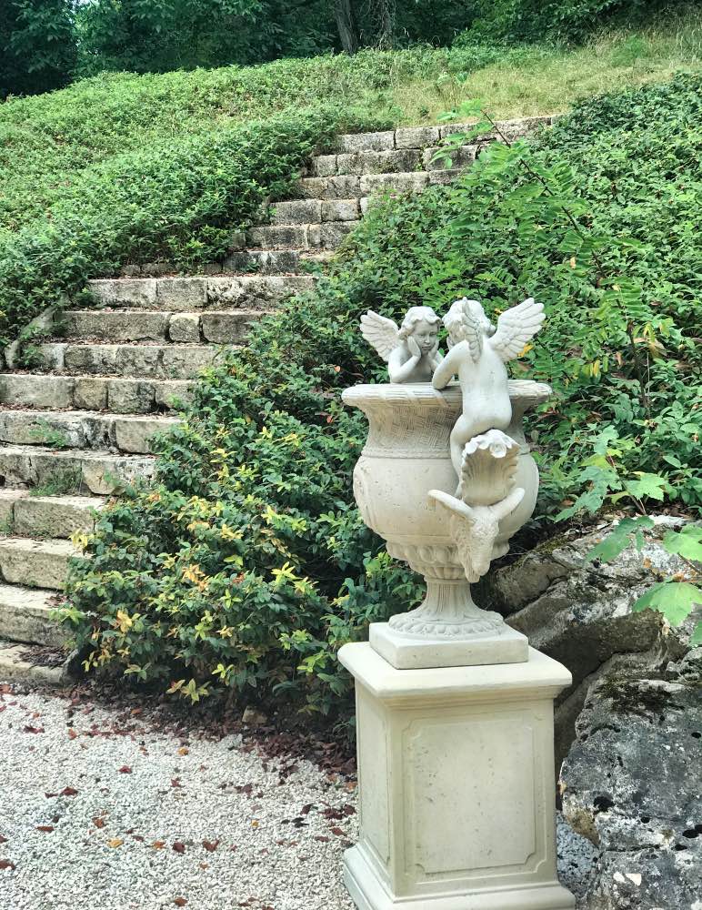 Chateau-de-Rouffillac-Urns